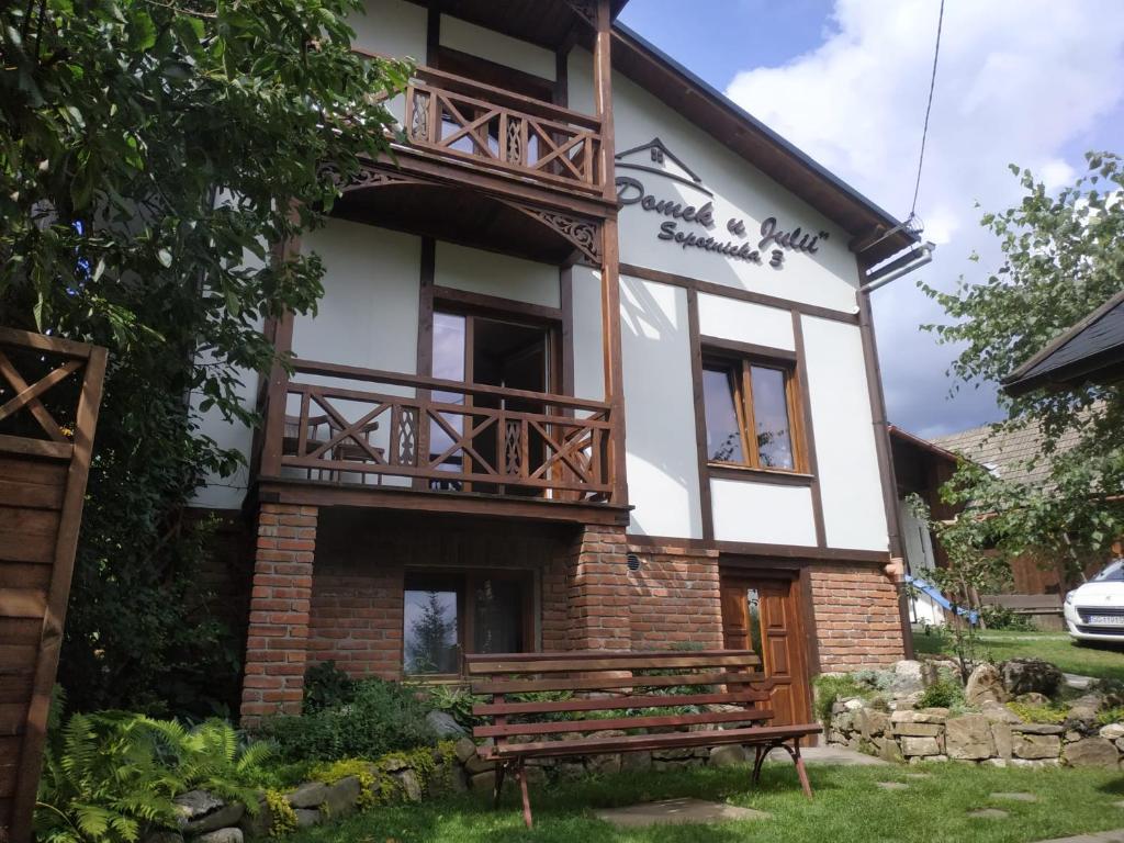 a building with a bench in front of it at Domek u Julii in Szczawnica