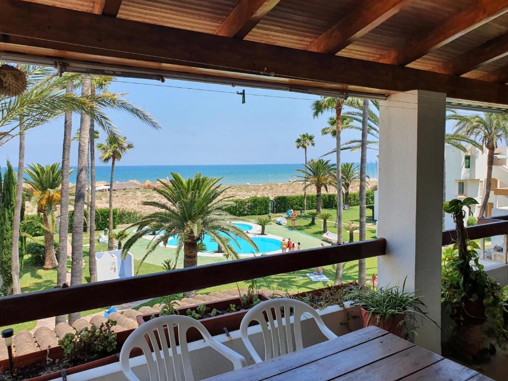 a balcony with chairs and a view of the ocean at Mirando al mar in Playa de Xeraco