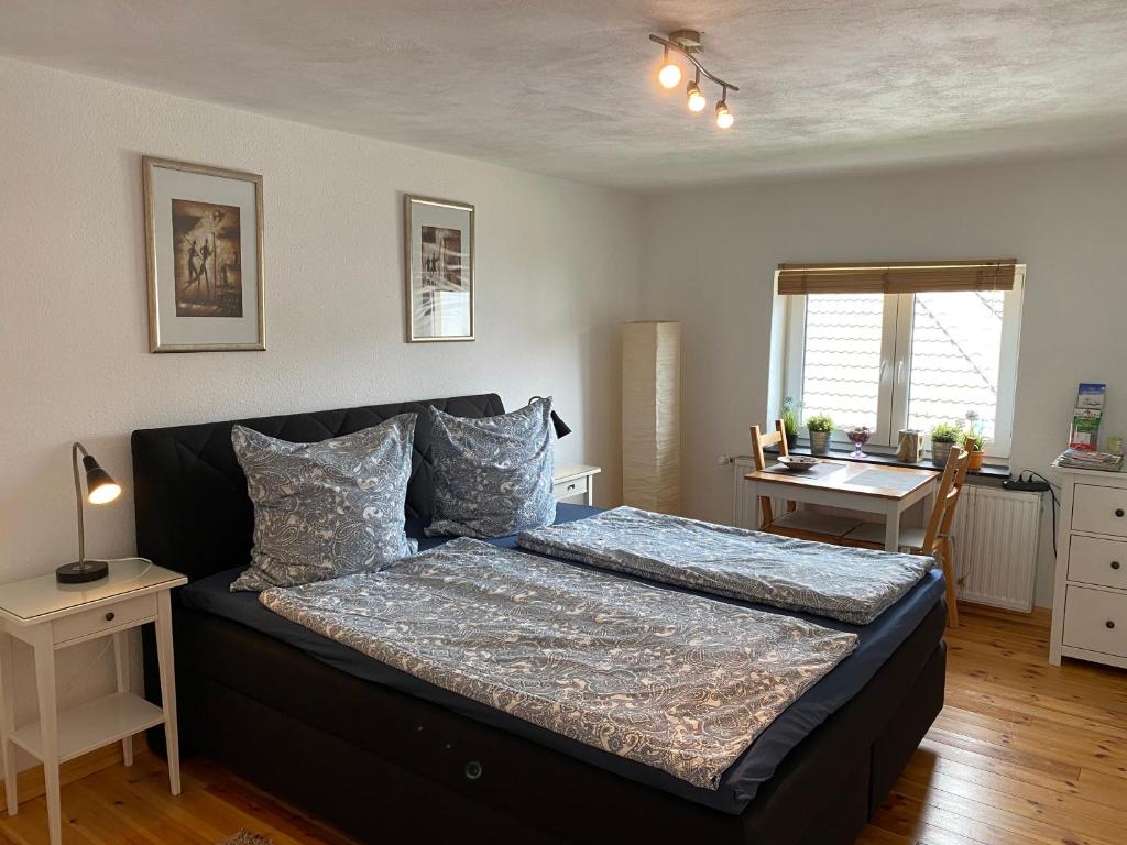 een slaapkamer met een bed en een bureau. bij Werners Doppelzimmer in Insul