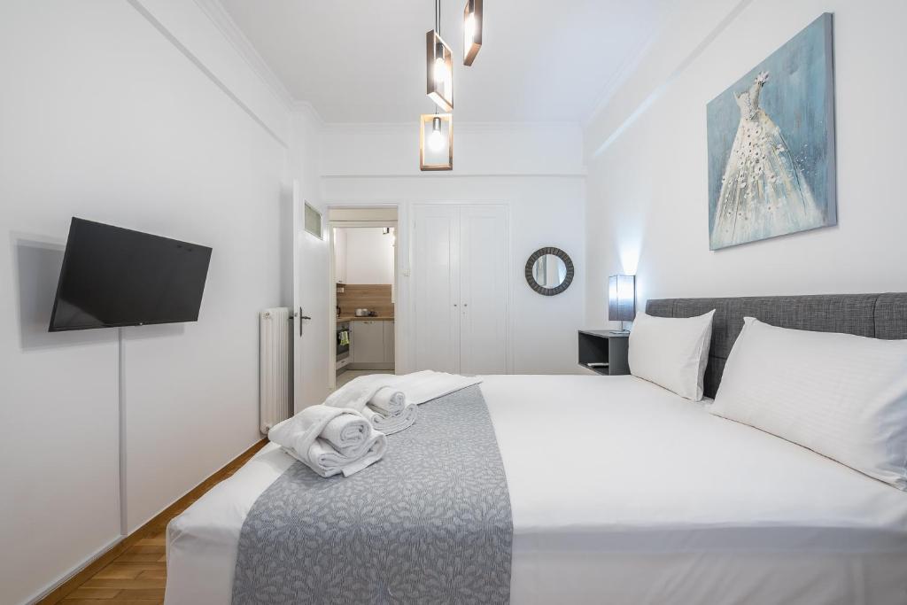A bed or beds in a room at Athens Bright Suite by CloudKeys