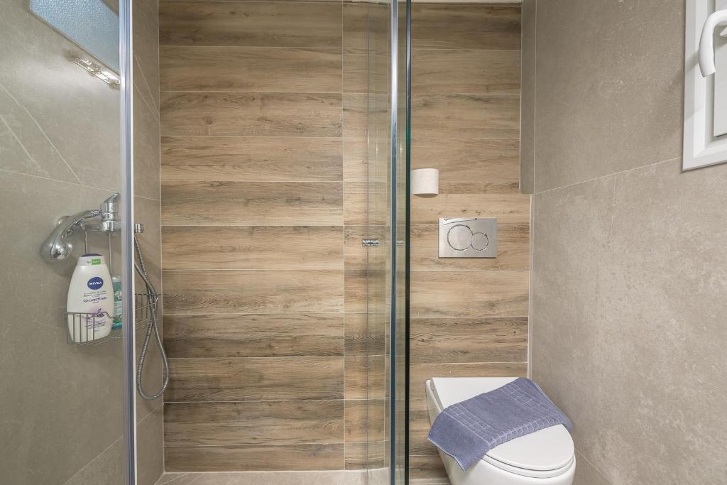 A bathroom at Athens Bright Suite by CloudKeys