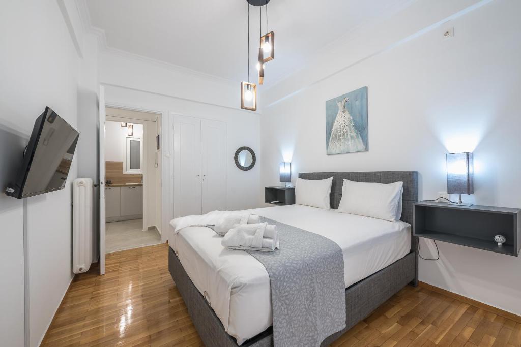 A bed or beds in a room at Athens Bright Suite by CloudKeys