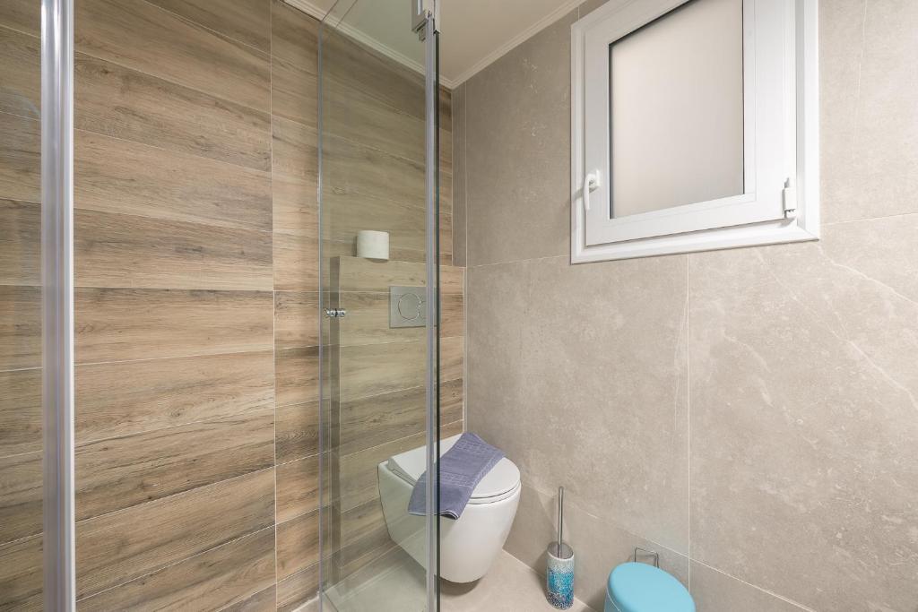 A bathroom at Athens Bright Suite by CloudKeys