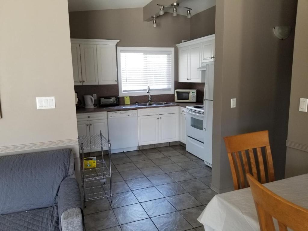 Kuchyň nebo kuchyňský kout v ubytování Osoyoos Lakeview Inn & Suites
