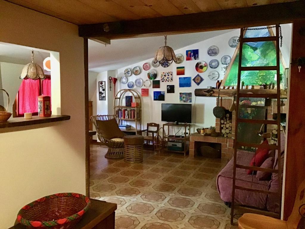 uma sala de estar com uma sala de jantar e uma sala de estar com uma sala de estar em La mansarda di Matilde em San Bartolomeo
