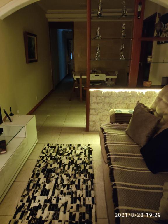 sala de estar con sofá y mesa en Mega Apartamento, en Río de Janeiro