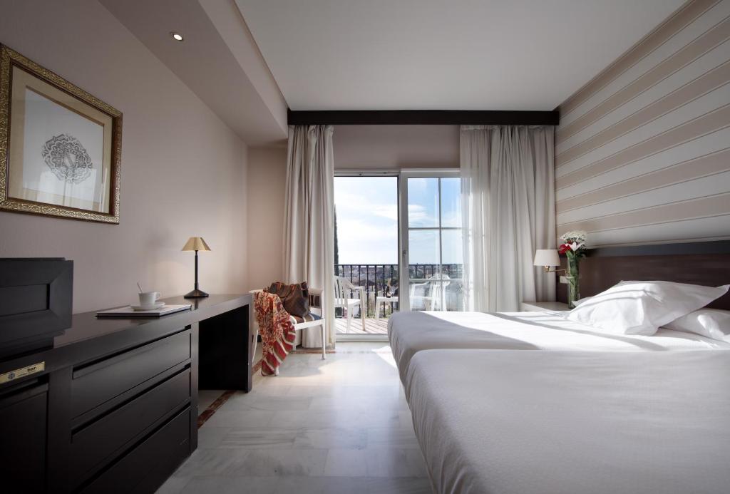 Hotel Abades Benacazon - Twin Room With Extra Bed (2 Adults + 1 Child)