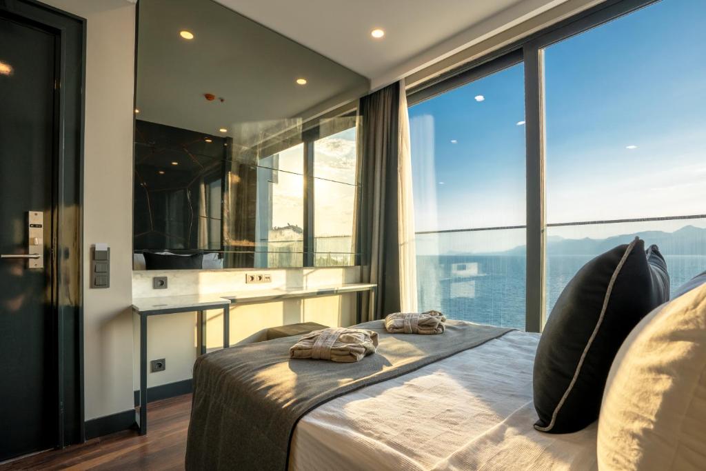Lucky Monkey Hotel - Deluxe Double Room With Sea View