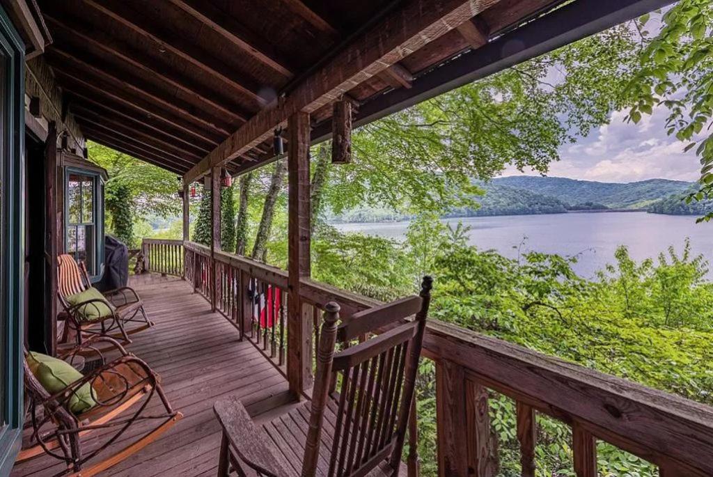 Nantahala Lakefront Comfort 3 Br/2.5 BA w/ Private Dock, Topton