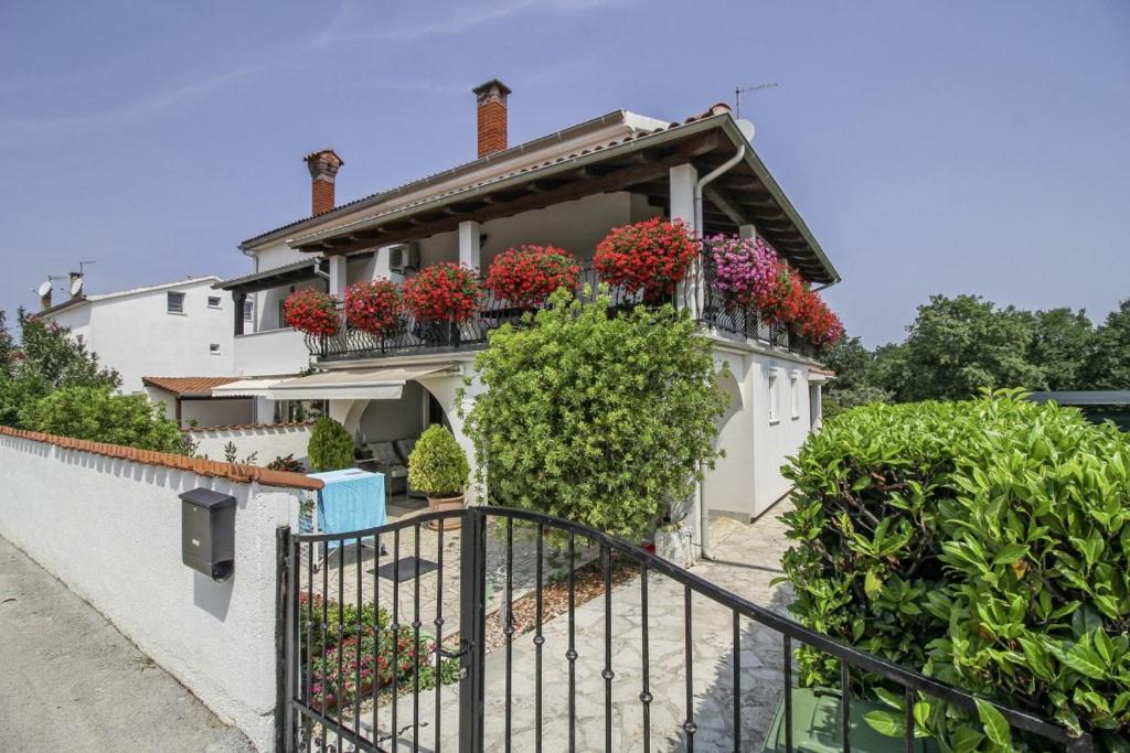 een huis met bloembakken op het balkon bij Eva in Poreč * Istrien in Poreč