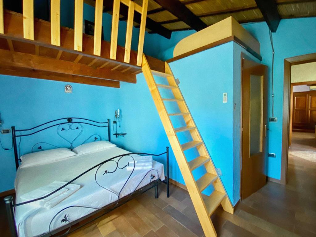 1 dormitorio con litera y escalera en Domos Antigas, en Bottidda