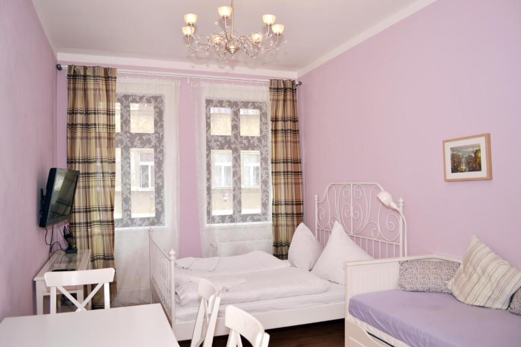 Telewizja i/lub zestaw kina domowego w obiekcie Ruterra Apartment Cimburkova