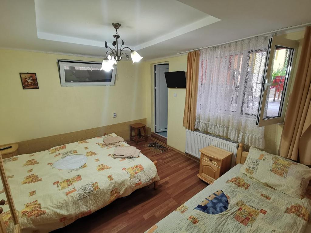 Llit o llits en una habitació de Guest House Shipkovo Hills