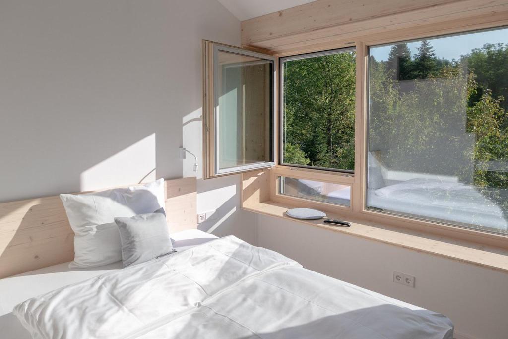 1 dormitorio con cama y ventana en HAAUS, en Weinstadt