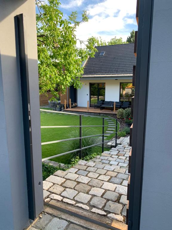 uma porta aberta para uma casa com uma passagem em Bükkös Apartman em Szentendre