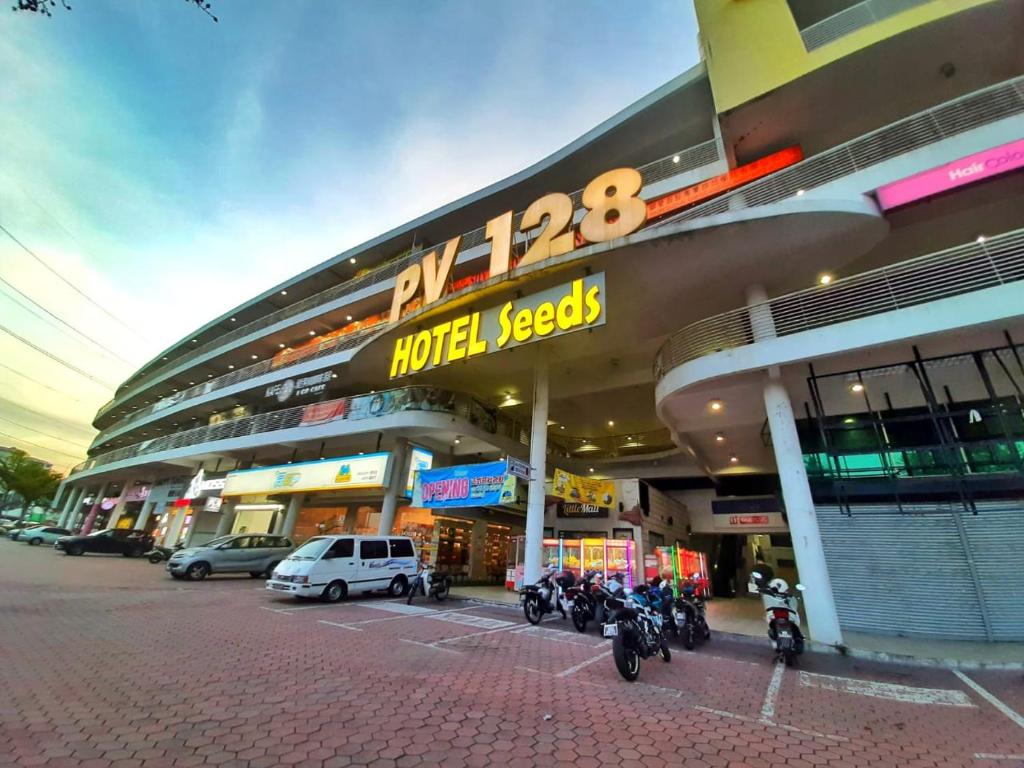 un edificio con moto parcheggiate in un parcheggio di Seeds Hotel PV128 Setapak a Kuala Lumpur