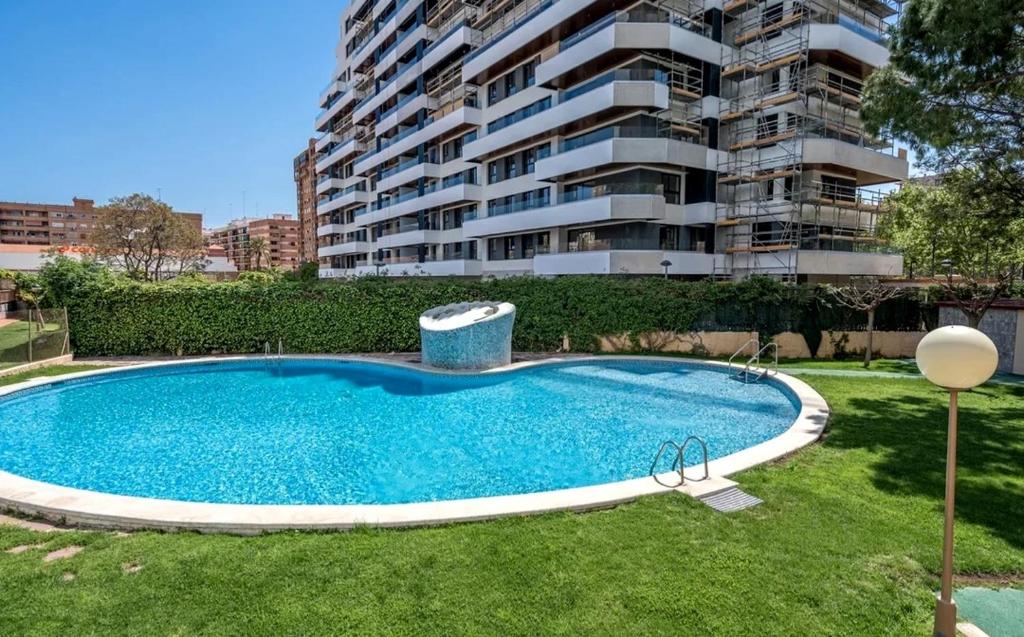 uma piscina em frente a um edifício de apartamentos em Palau de Vic em Valência