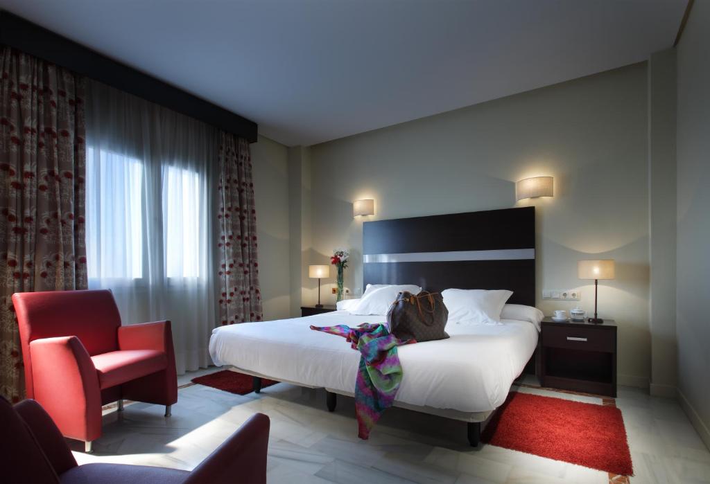 Säng eller sängar i ett rum på Hotel Abades Benacazon