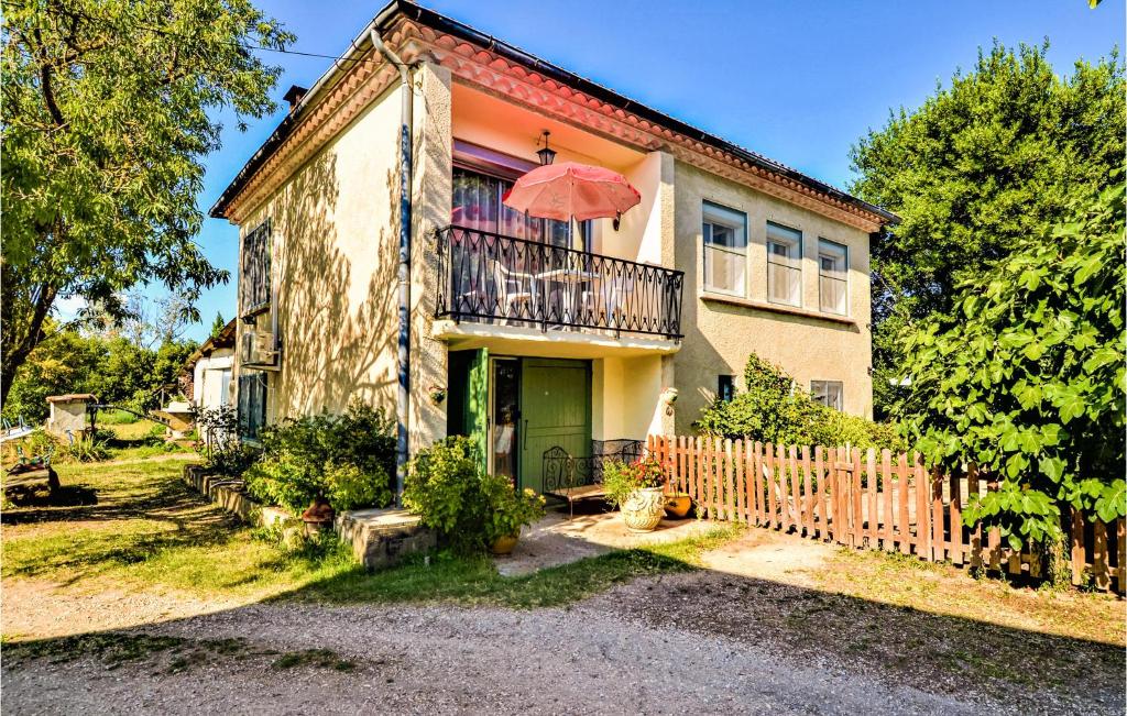 Casa con balcón y sombrilla en Amazing Home In Meynes With Kitchen, en Meynes