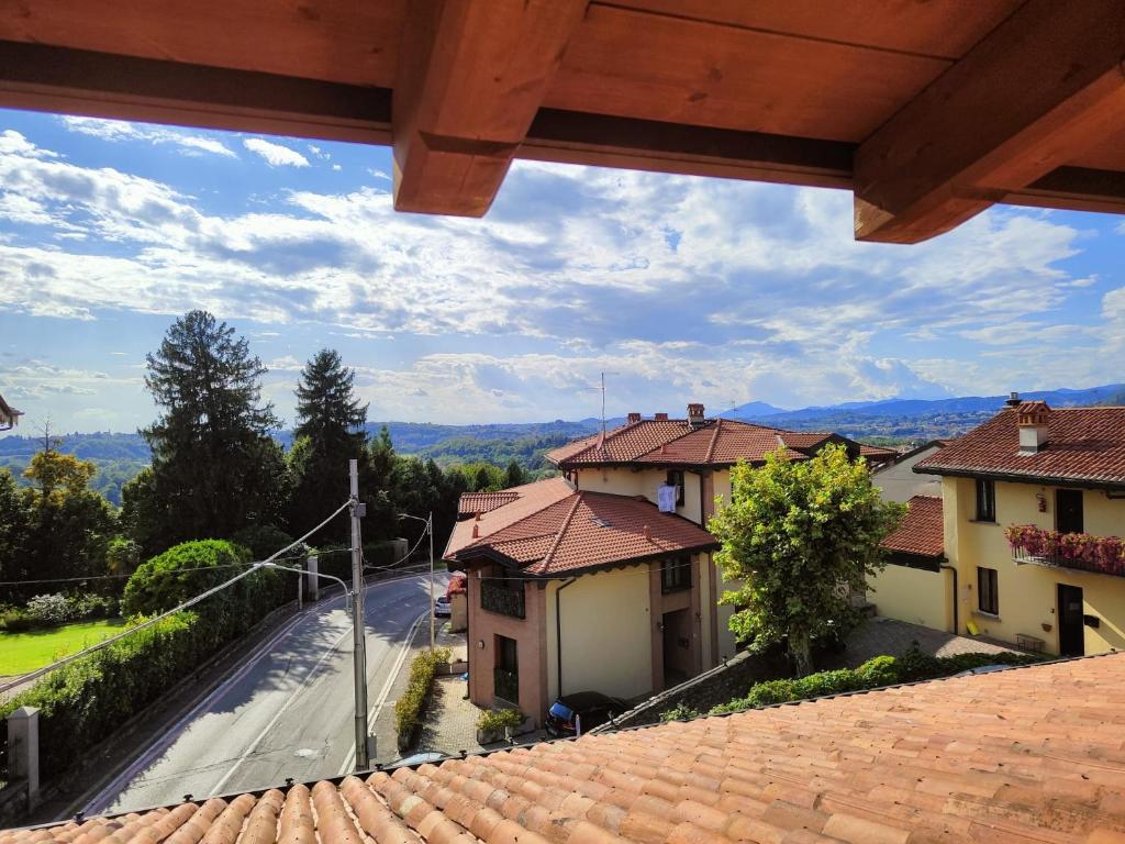 Aussicht vom Dach eines Hauses in der Unterkunft Locanda dell'Oca Bianca in Como