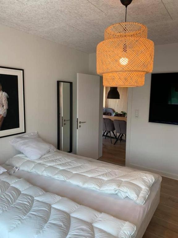 Postel nebo postele na pokoji v ubytování luksus spahus i skagen