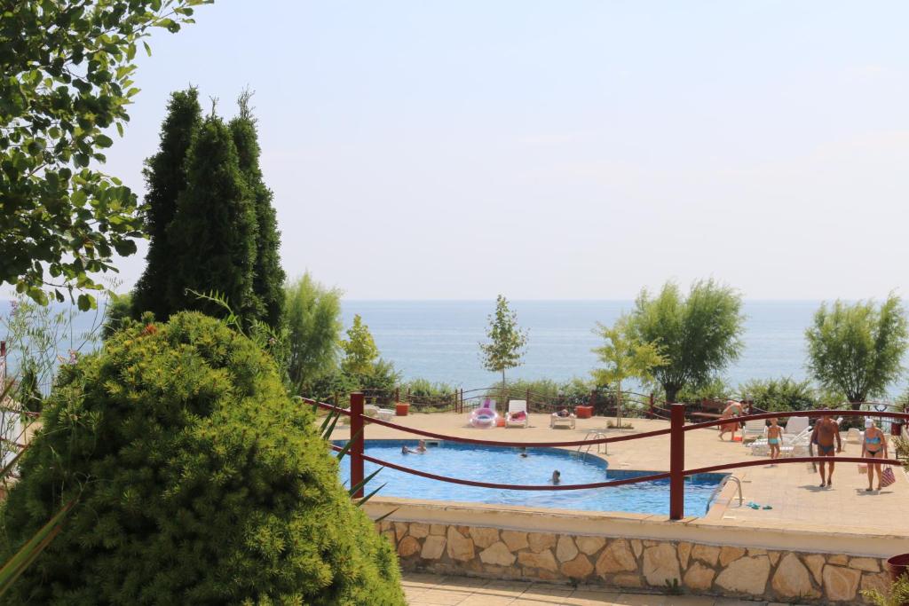 uma piscina com pessoas num resort em Fort Noxs, Sea Together em Elenite