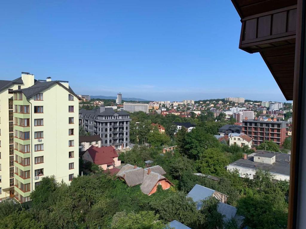 vista su una città con edifici e alberi di Помірецька,9 a Truskavec'