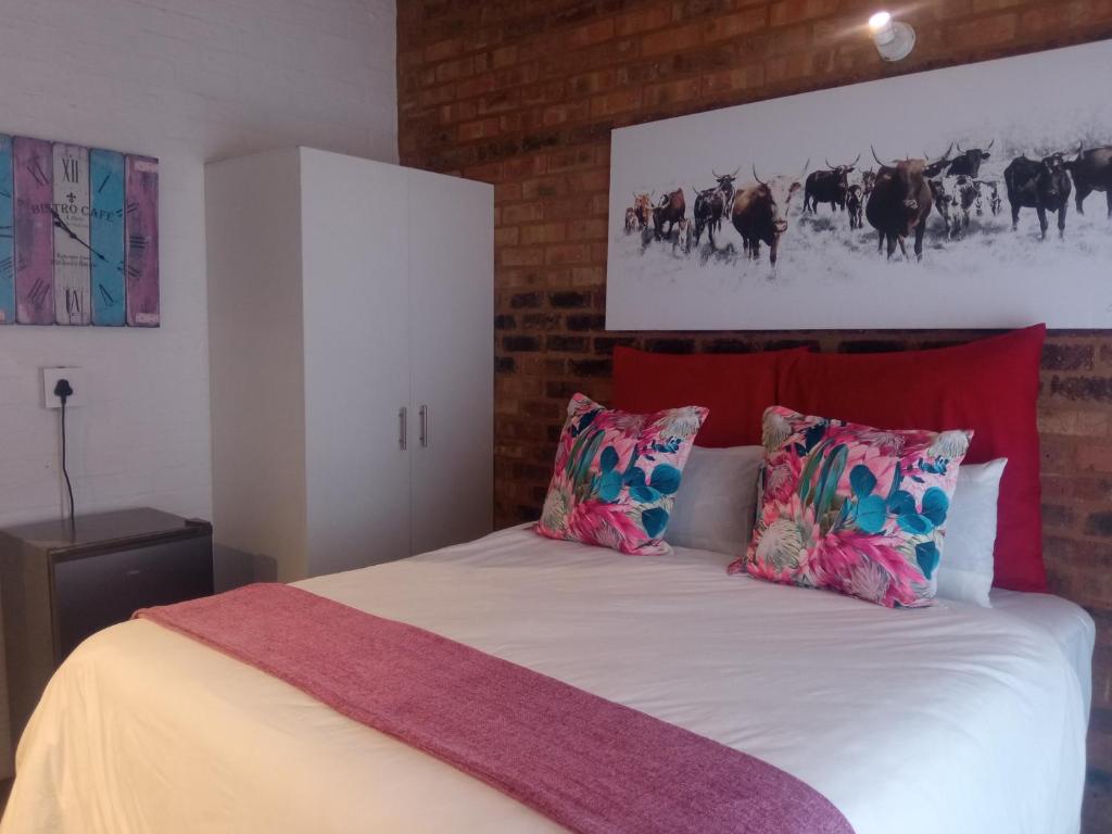 Llit o llits en una habitació de Royal Stina Hotel-style with Swimming pool