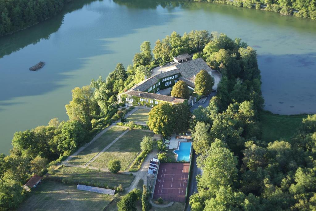 una vista aérea de una casa en una isla en un río en Domaine du Châtelard en Dirac