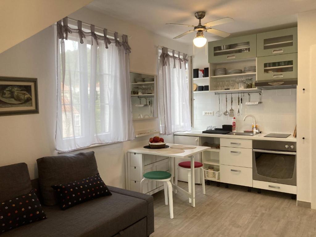 Kuchyňa alebo kuchynka v ubytovaní Lopud Sunset Apartment