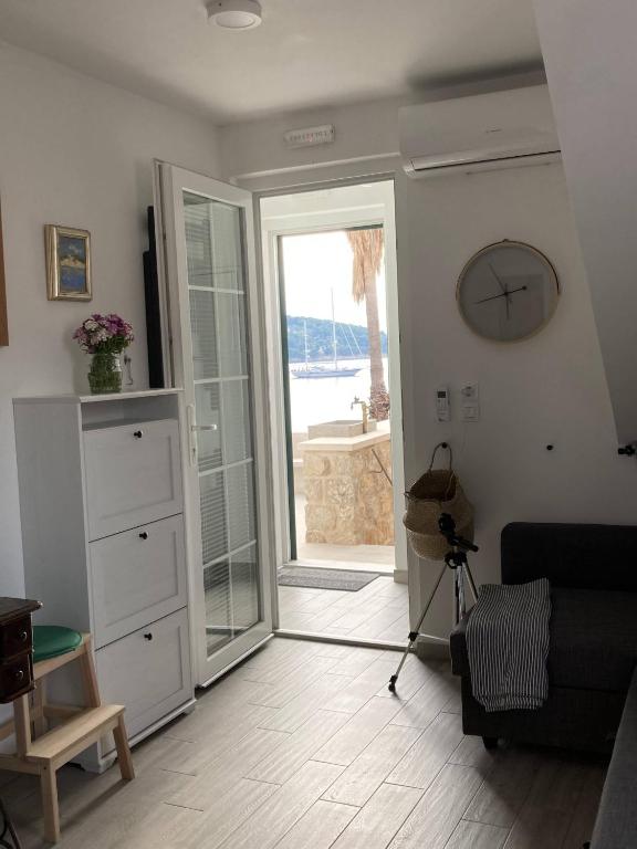 Televízia a/alebo spoločenská miestnosť v ubytovaní Lopud Sunset Apartment