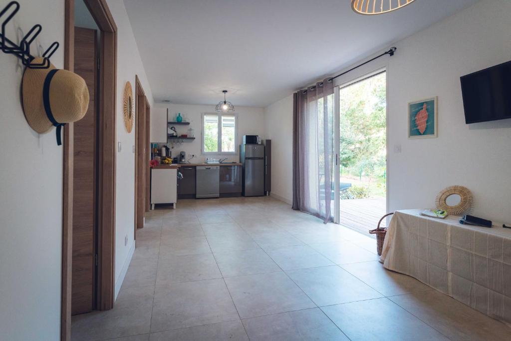 um corredor com uma cozinha e uma sala de estar em Casa di Marina em Santa-Lucia-di-Moriani