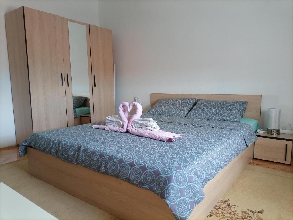 Un dormitorio con una cama con un animal de peluche rosa. en Apartment Princess Sara, en Ohrid