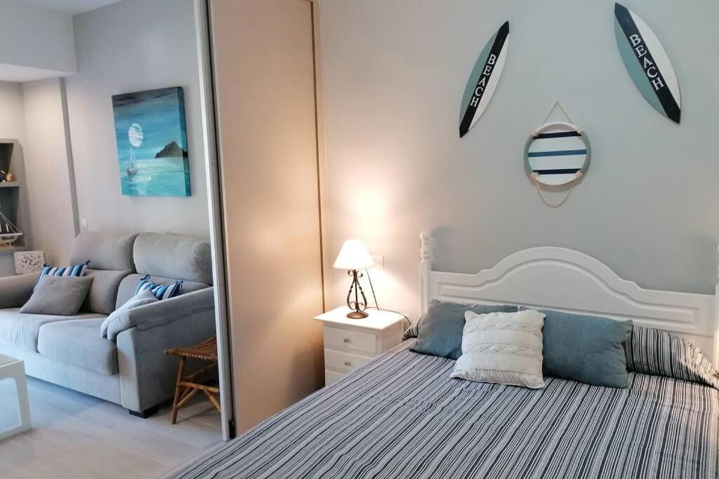 Posteľ alebo postele v izbe v ubytovaní Apartamento 42 Eurosol, a 5 min Carihuela