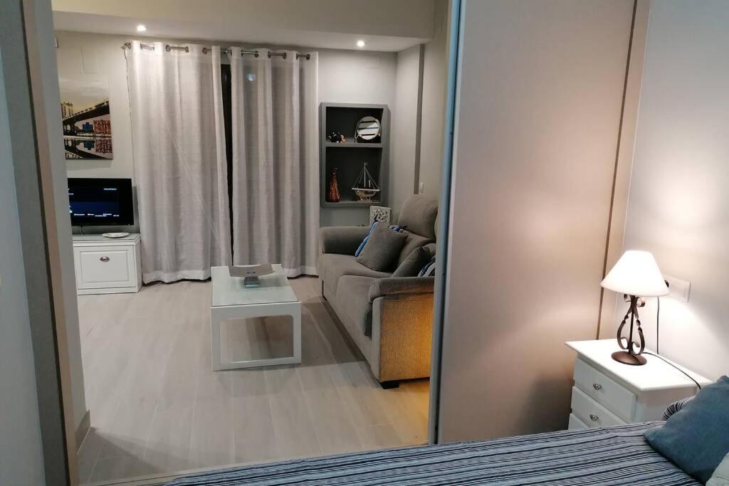 Televízia a/alebo spoločenská miestnosť v ubytovaní Apartamento 42 Eurosol, a 5 min Carihuela