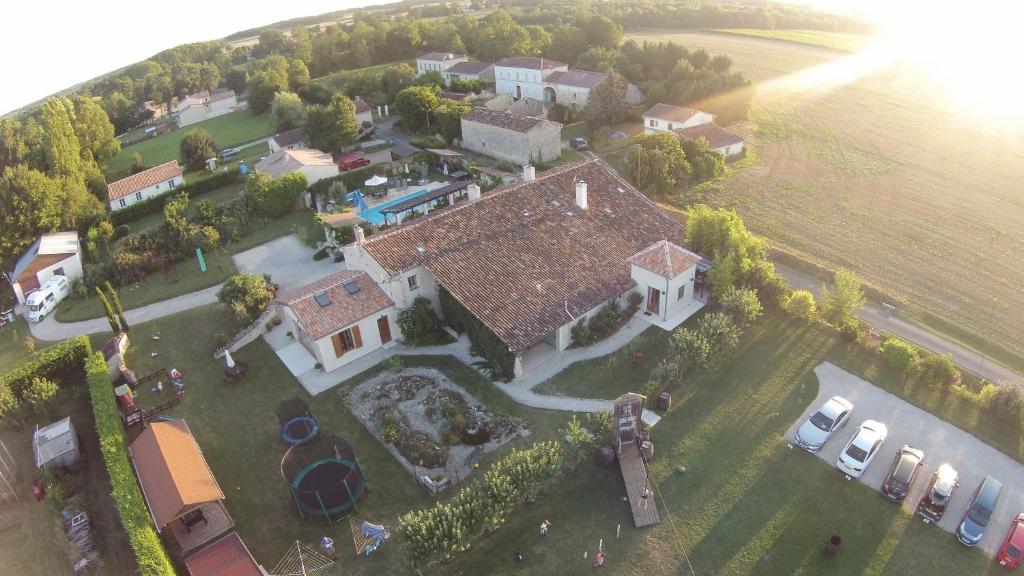 una vista aérea de una casa grande con patio en La Pommeraie, en Nantillé