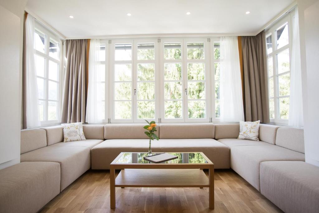 uma sala de estar com um sofá e uma mesa em Suiten Schloss Finkenstein em Gödersdorf
