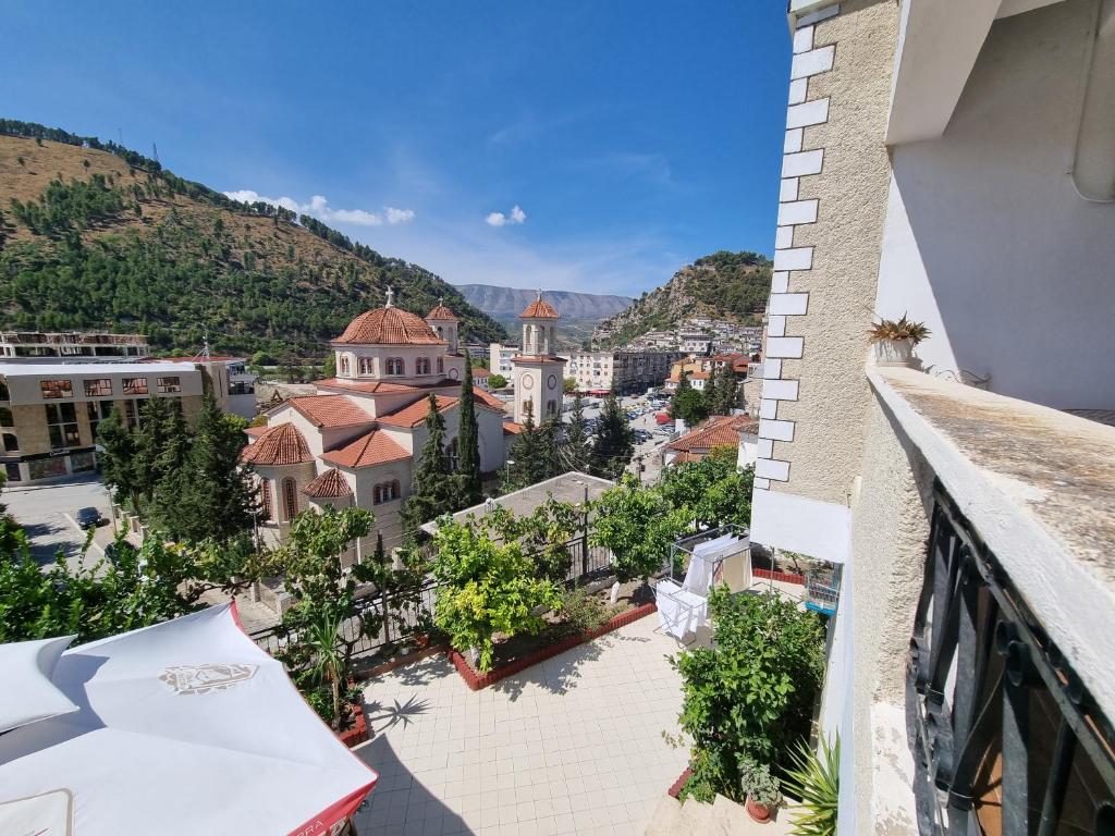 een balkon met uitzicht op de stad bij HOTEL VILA TWIX in Berat
