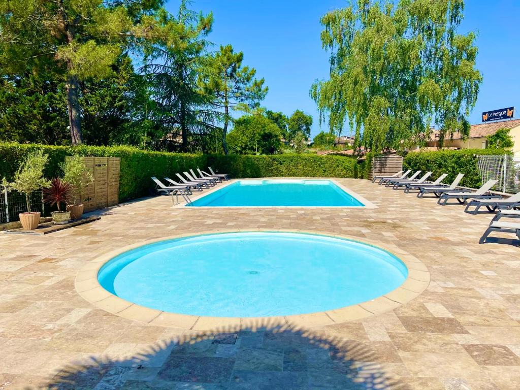 einen Pool mit Liegestühlen in der Unterkunft Camping Paradis Le Pressoir in Petit-Palais-et-Cornemps