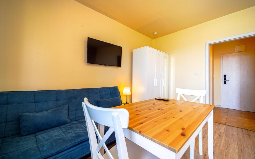 Televízia a/alebo spoločenská miestnosť v ubytovaní Apartmány Karmon Park