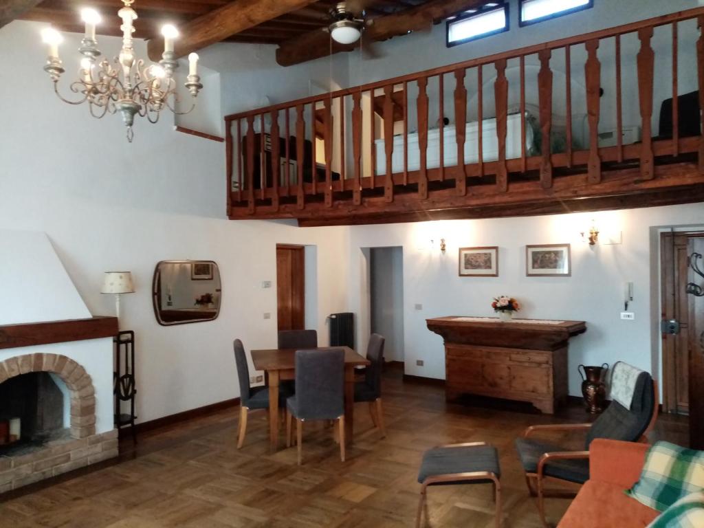 - un salon avec une table et un escalier dans l'établissement il nido APUS Architect Apartment, à Montevarchi