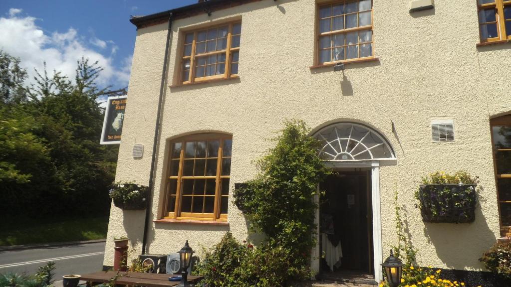 a white brick house with a door and windows at Englands Rose in Thame