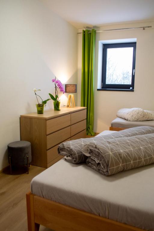Postel nebo postele na pokoji v ubytování Chata u Potůčku