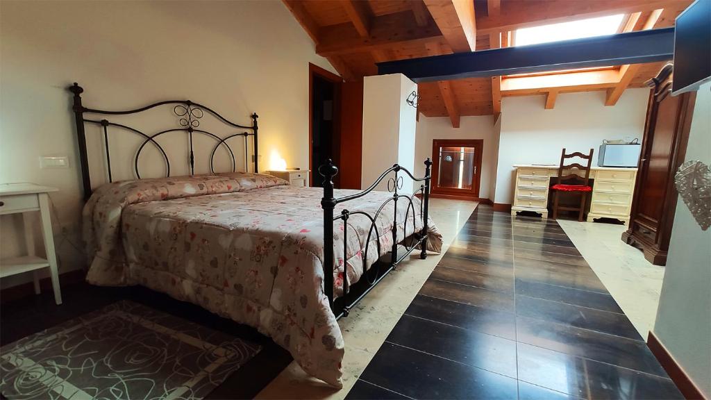 1 dormitorio con 1 cama grande en una habitación en Mulino Delle Valli, en Cerea
