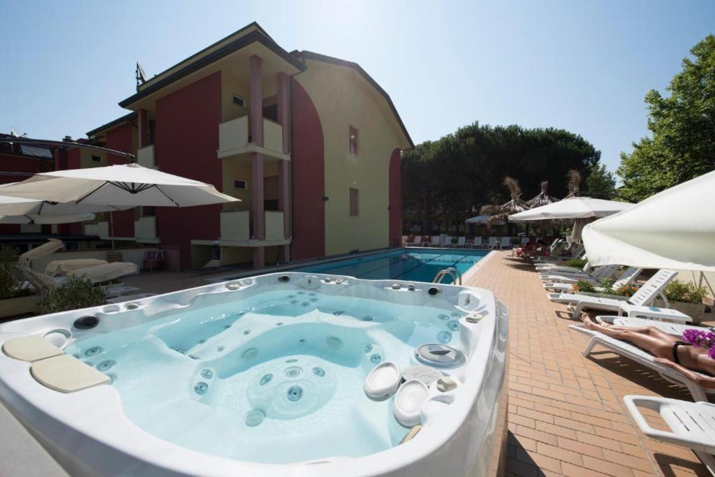Bazén v ubytování ELISABETTA hotel nebo v jeho okolí