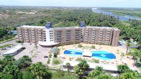 Elle offre une vue aérienne sur un hôtel doté d'une piscine. dans l'établissement Gran Lençóis Flat Apartamento, à Barreirinhas