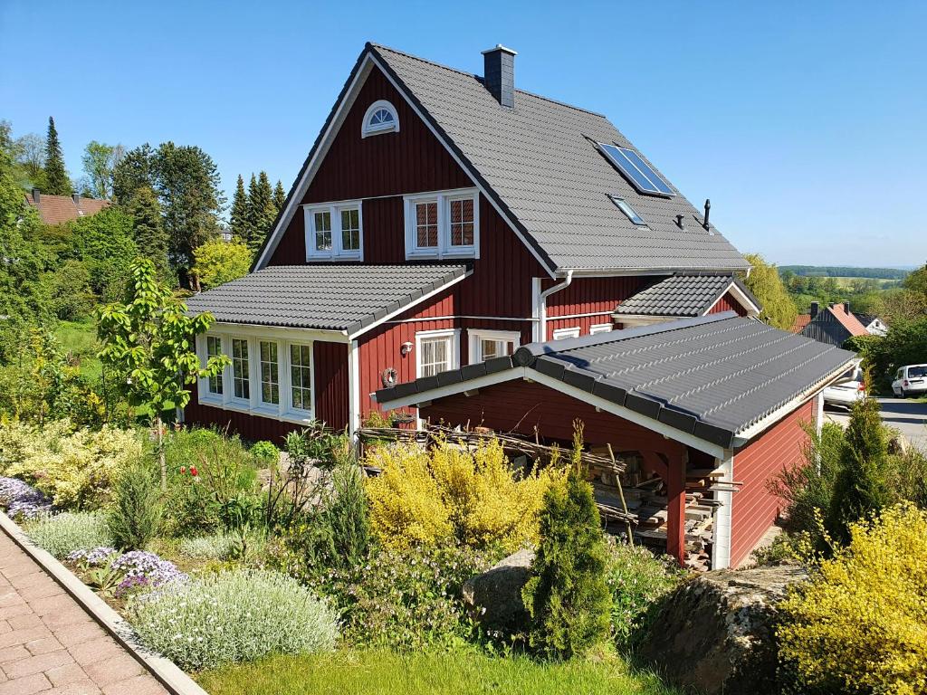 een groot rood huis met zonnepanelen erop bij Haus Nordlicht in Horn-Bad Meinberg