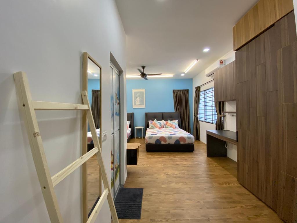 ein Schlafzimmer mit einem Bett und einer Treppe in einem Zimmer in der Unterkunft D Niice Garden View with Private Pool Bukit Indah, Johor Bahru in Johor Bahru