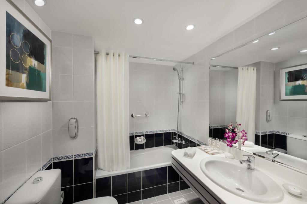Um banheiro em Savoy Central Hotel Apartments