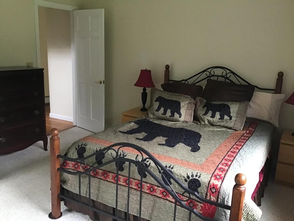 Un dormitorio con una cama con almohadas de oso. en WELCOME Hikers, Bikers, boaters n trailers etc plenty of PRIVATE parking, en Wilmington
